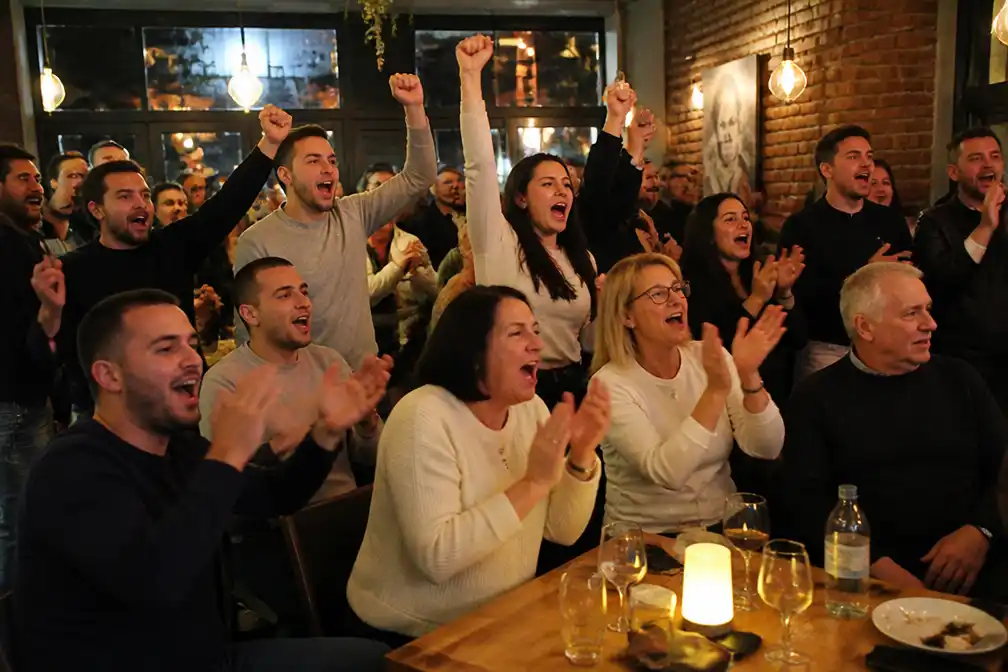 Nederlandse Serviërs vieren in Utrecht verkiezingswinst Studentenpartij over Vučić