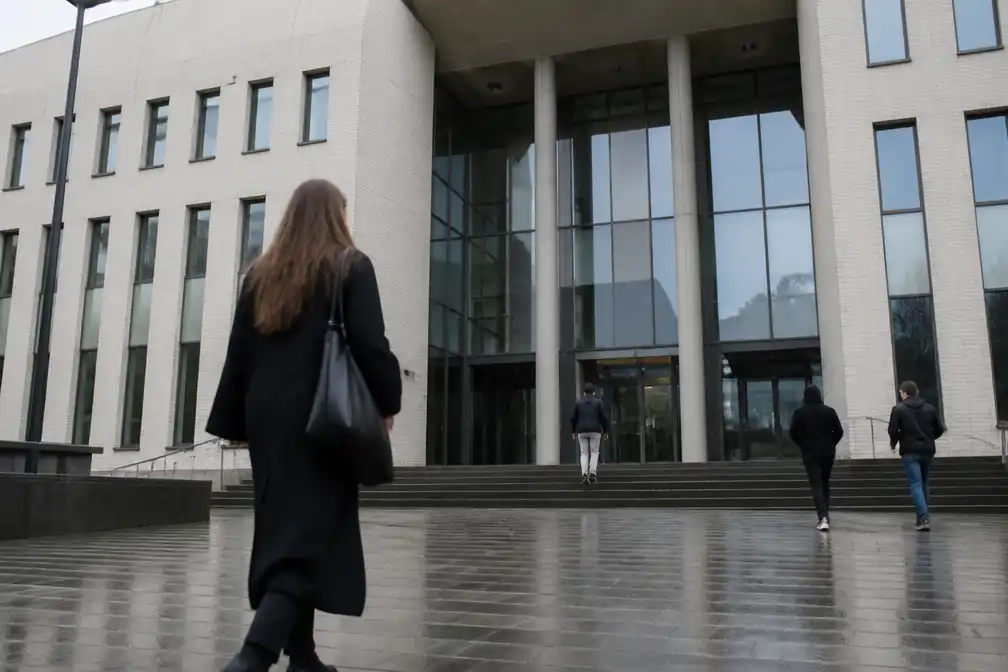 Rechtenstudente (22) krijgt rijverbod en boete voor rijden zonder helm onder invloed in Brugge