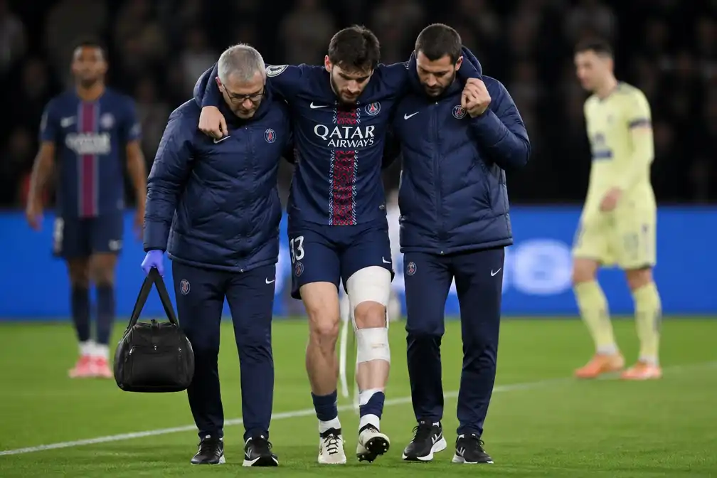 PSG-aanvaller Kvaratskhelia met succes geopereerd aan kruisband in Doha