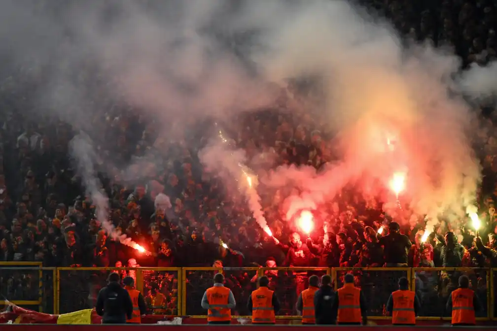 UEFA sluit Lens-supporters uit van twee uitduels en beboet club 80.000 euro