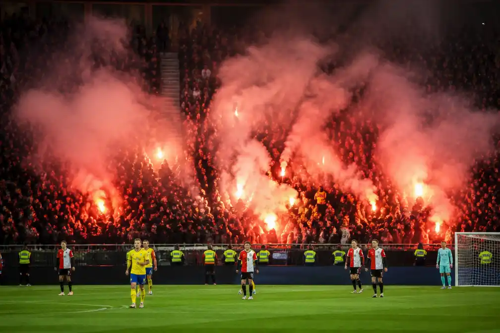 KNVB geeft Feyenoord boete van 7.500 euro en voorwaardelijke straf na vuurwerk bij Cambuur