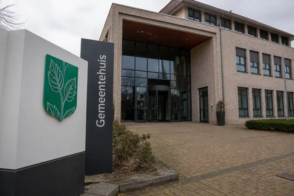 Dood dier bezorgd bij gemeentehuis Oldebroek, met brief over wolf