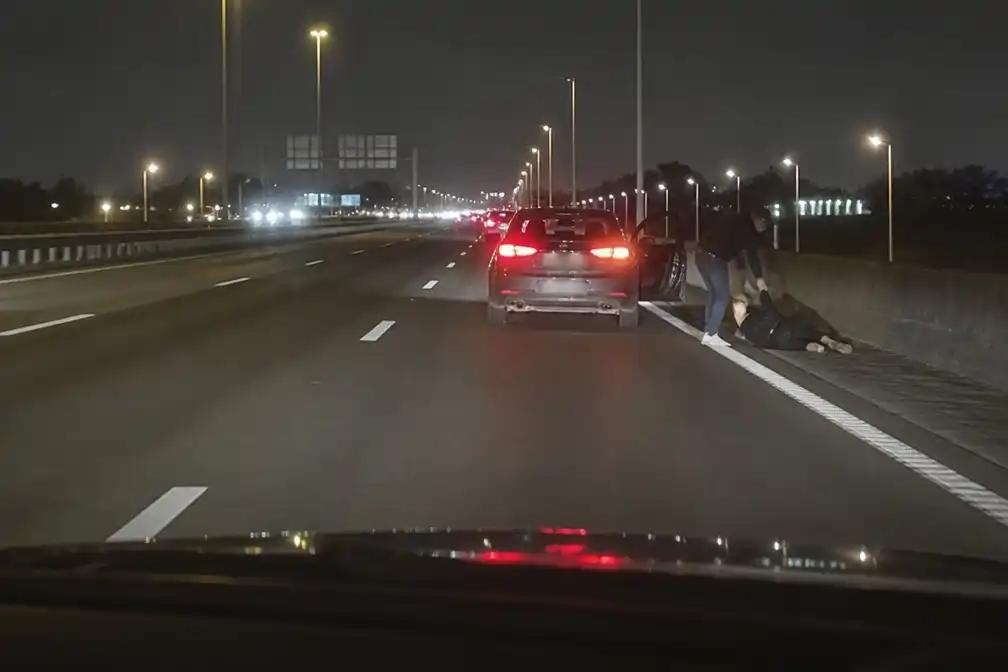 Beelden tonen hoe man 's nachts van A12 bij Carré in Willebroek wordt gehaald