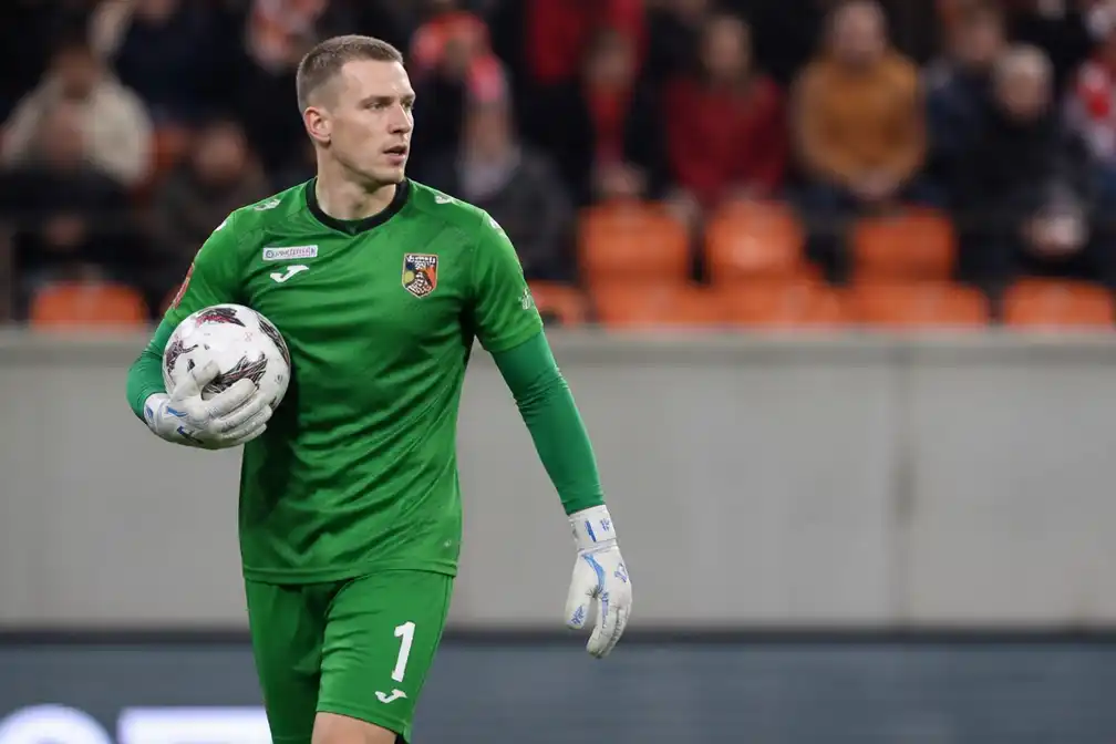 Doelman Selikhov van FK Ural scoort schitterende vrije trap in 87e minuut