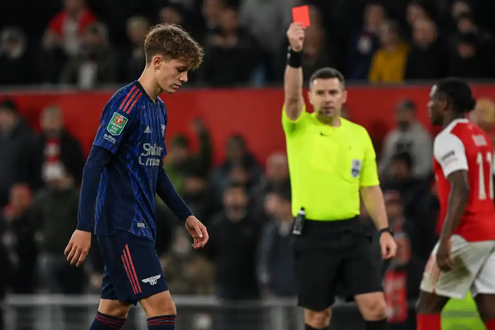 Arsenal gaat in beroep tegen rode kaart van 16-jarige Max Dowman bij Fleetwood