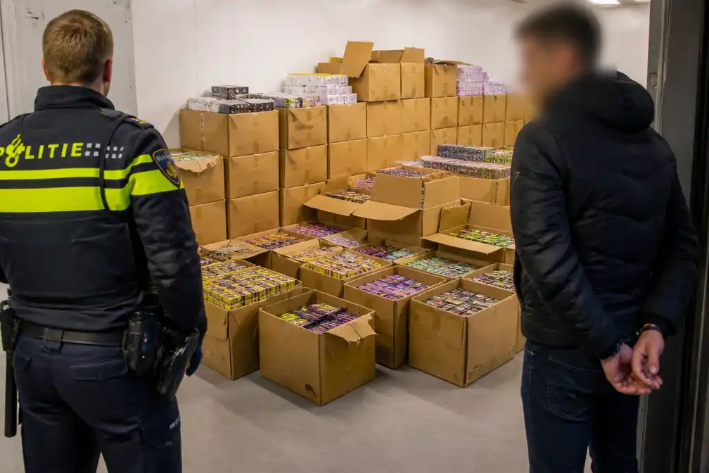 Politie Tilburg vindt 22.220 illegale vapes in pand, waarde bijna 5 ton