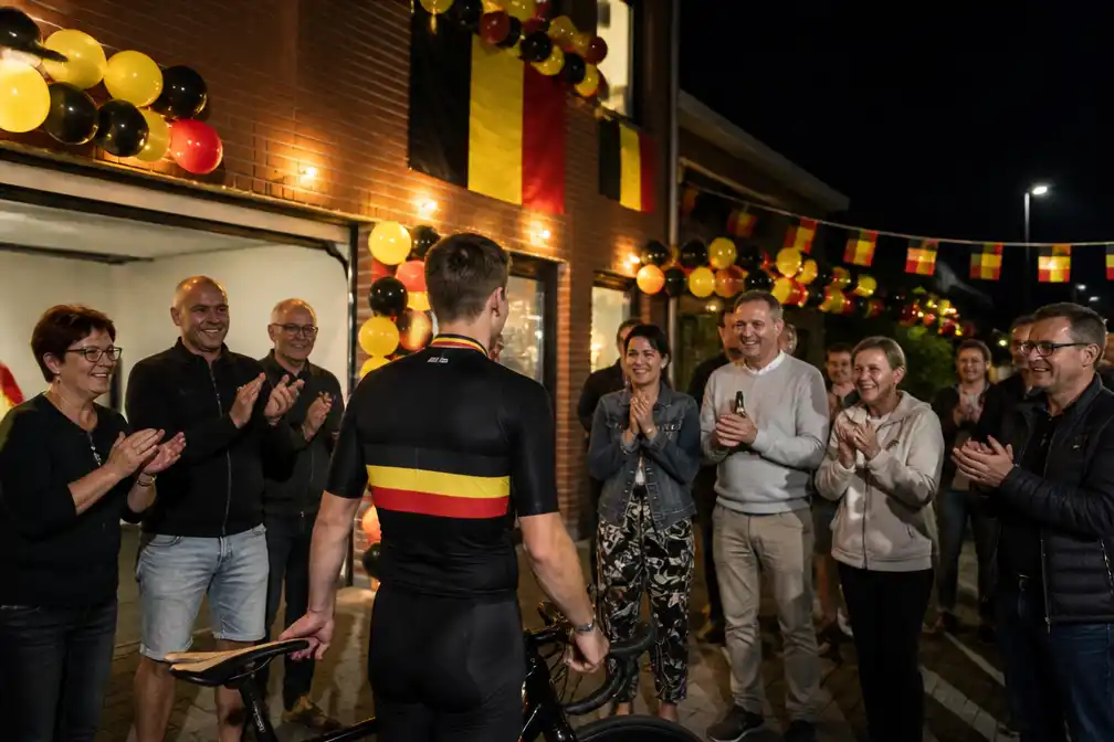 Rune Herregodts (27) uit Lokeren wint Belgisch kampioenschap wielrennen; buren vieren uitbundig