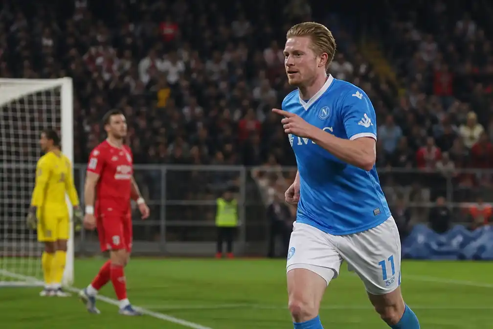 De Bruyne scoort vijf minuten na zijn invalbeurt bij 1-4-zege van Napoli op Monza