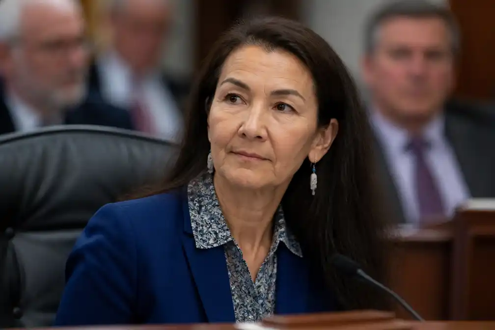 Gouverneur van Alaska gelast strafrechtelijk onderzoek naar campagne van Mary Peltola