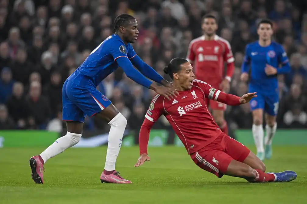 Emegha duwt Van Dijk omver in bekerduel Liverpool-Chelsea, beelden gaan viraal