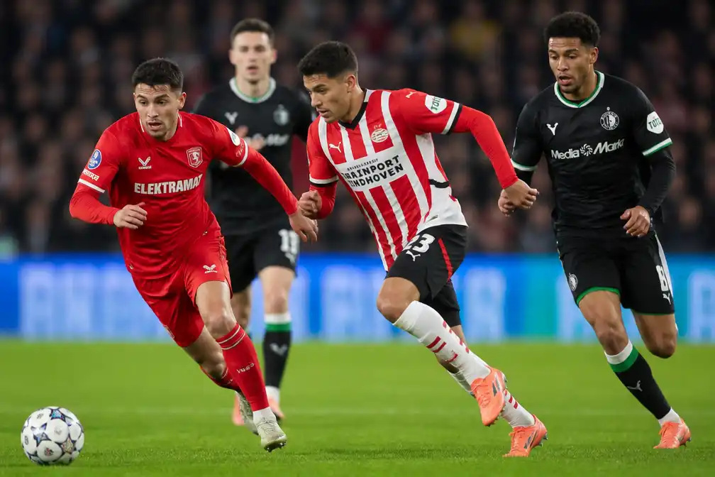 Vijf clubs binnen vier punten: eredivisie beleeft meest open titelstrijd in jaren