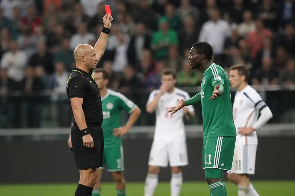 Poolse league schorst Ibrahima Camara zes maanden na klap na rode kaart
