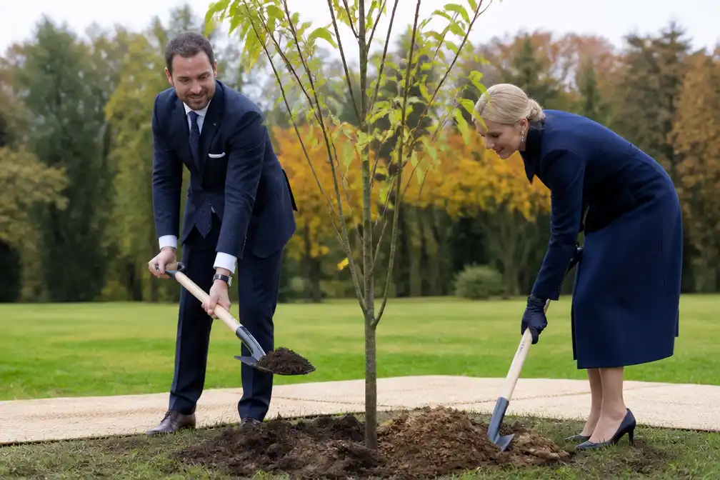 Groothertog Guillaume plant kastanjeboom ter ere van zijn troonjubileum