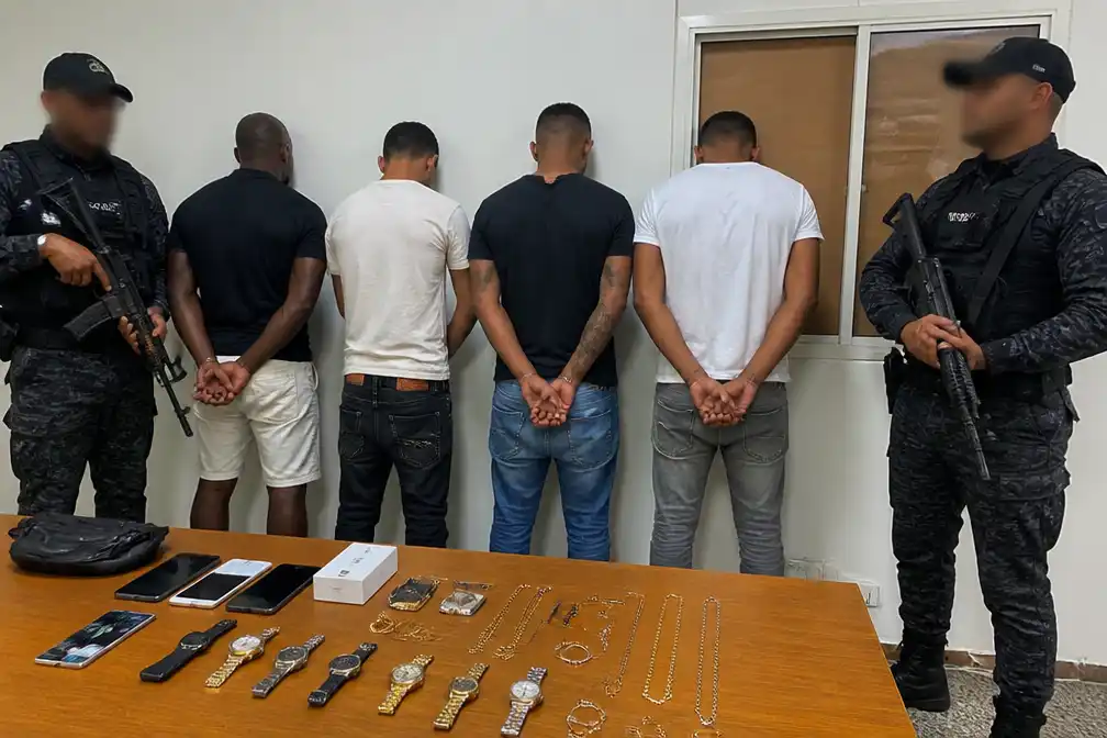 Nederlander verijdelt horlogeroof met stoel, vier verdachten uit Colombia opgepakt