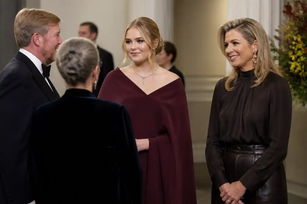 Galakapsel van Amalia en leren broek van Máxima centraal in Oranje Franje