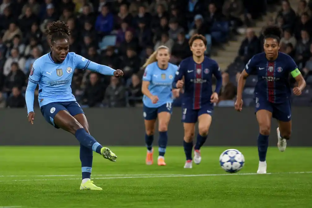 Manchester City blijft op 1-1 steken tegen PSG door late treffer Elimbi Gilbert