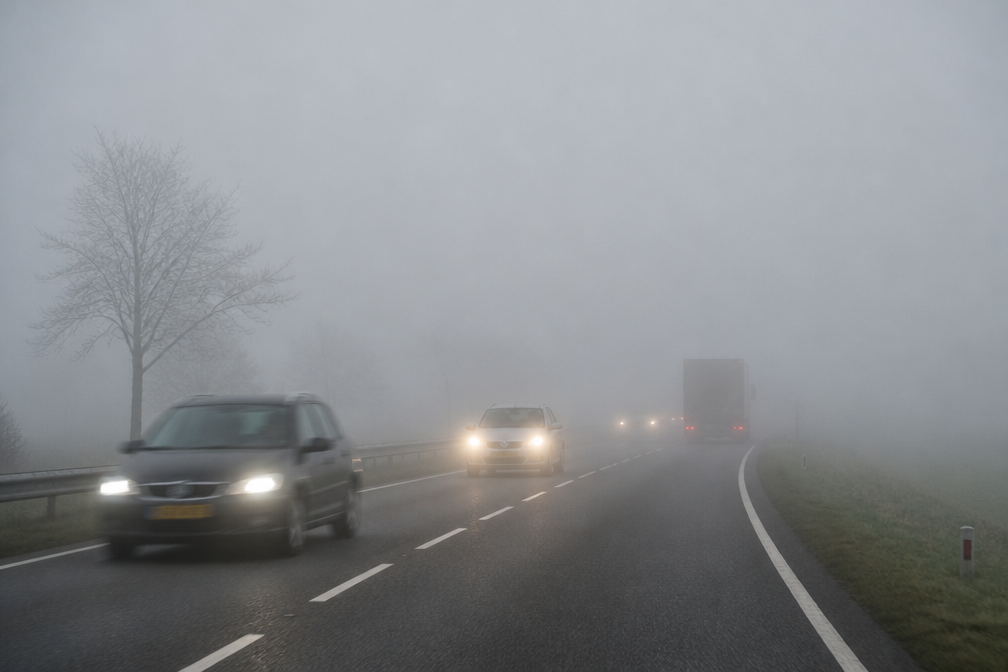 KNMI geeft code geel af voor dichte mist in hele land