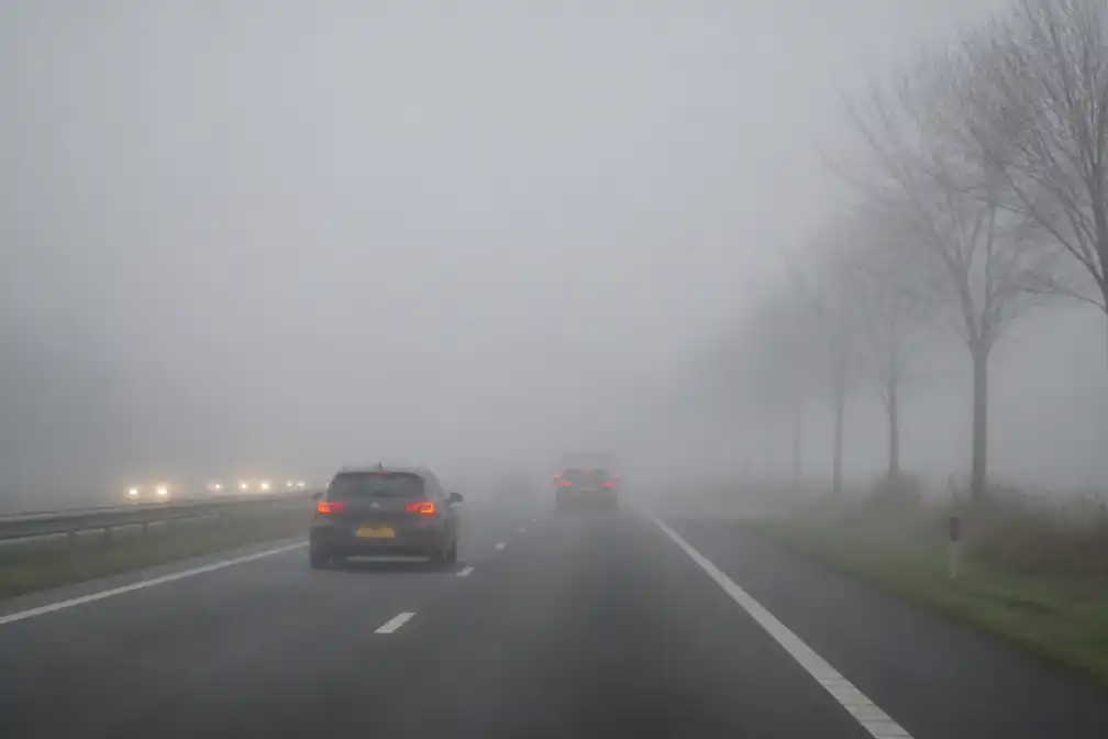 KNMI geeft code geel af voor dichte mist in het hele land