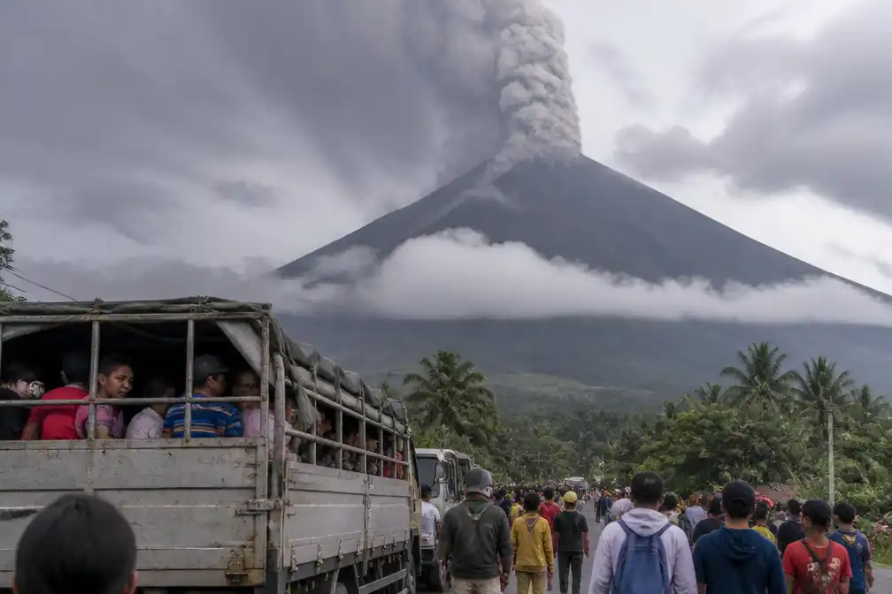 Mayon-vulkaan barst uit op Filipijnen: aswolk tot 3 kilometer, alarmniveau opgeschaald