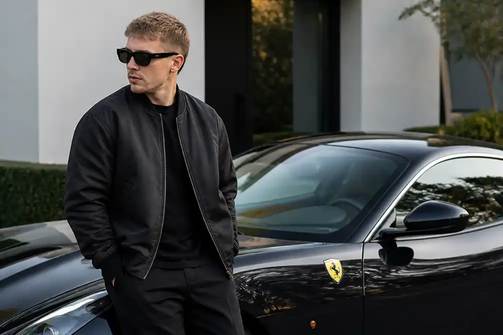 Lil Kleine krijgt nieuw seizoen van Terug en koopt zichzelf een Ferrari