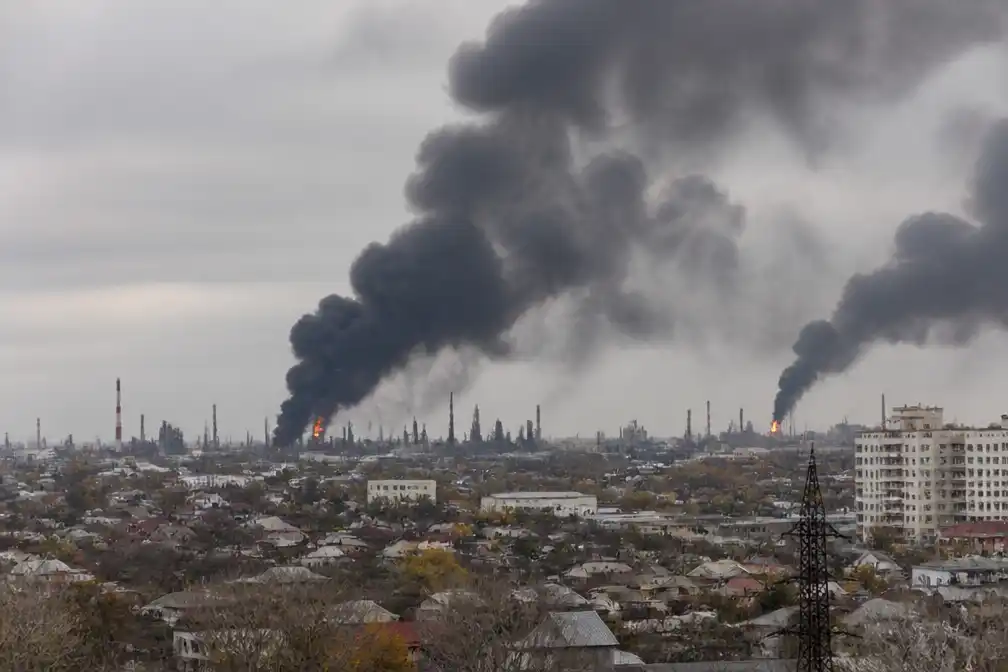 Brand in Russische raffinaderij Novokoejbysjevsk na vermoedelijke Oekraïense droneaanval