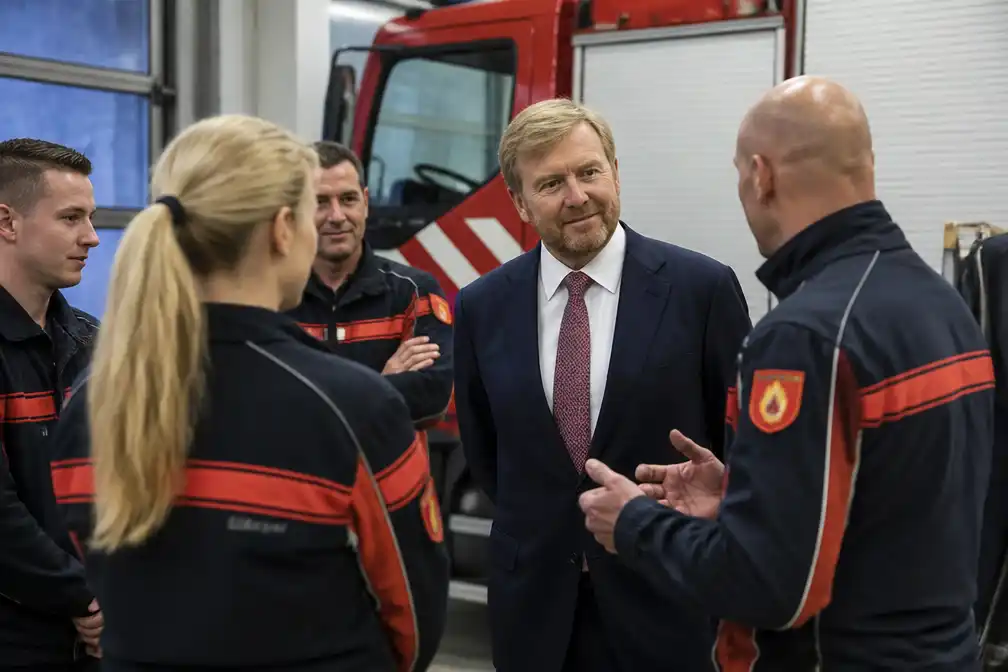Koning Willem-Alexander bezoekt vrijwillige brandweer in Ursem