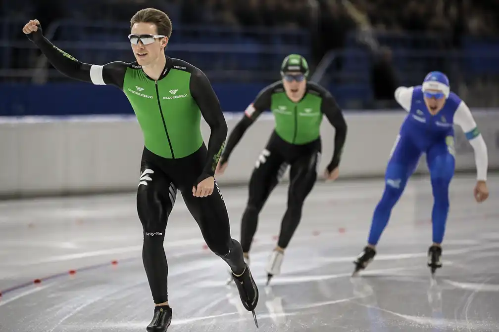 Krommenhoek wint 5000 meter bij kwalificatietoernooi wereldbeker in Heerenveen