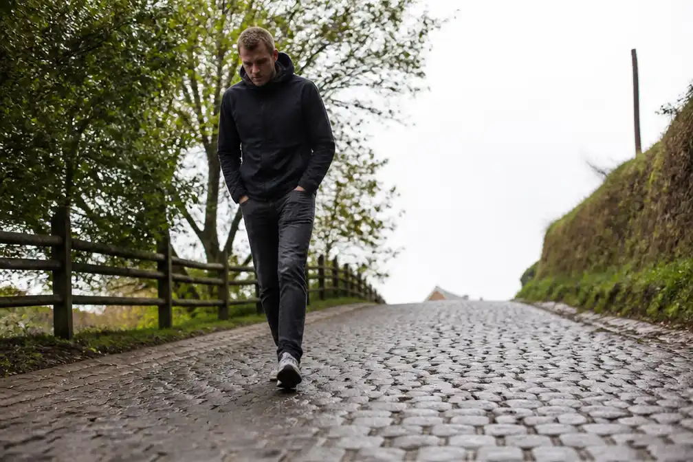 Iserbyt beklimt Koppenberg met kapotte liesslagader: "Mijn beenspieren zijn volledig weg"