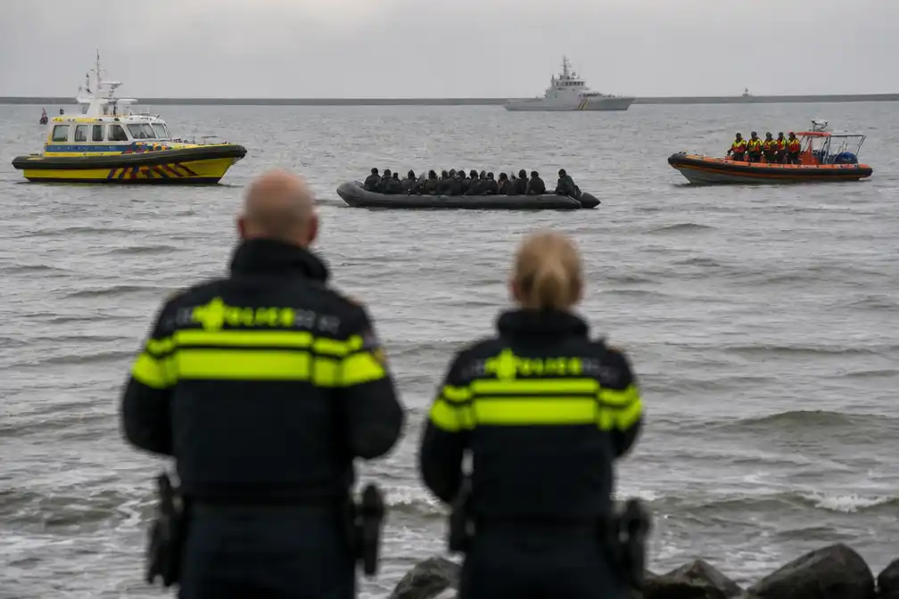 Hulpdiensten rukken massaal uit voor rubberboot met 38 opvarenden bij Breskens