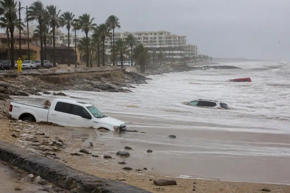 Restanten storm Vance zetten Los Cabos onder water, auto's de zee in