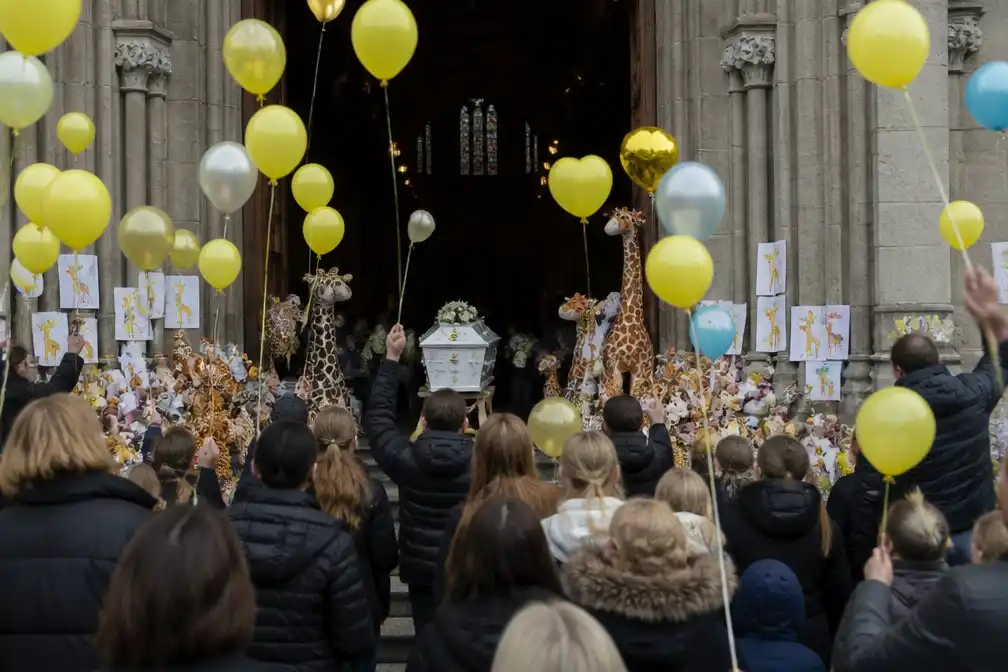 Uitvaart Eliyh (10) met honderden ballonnen, giraffen en applaus