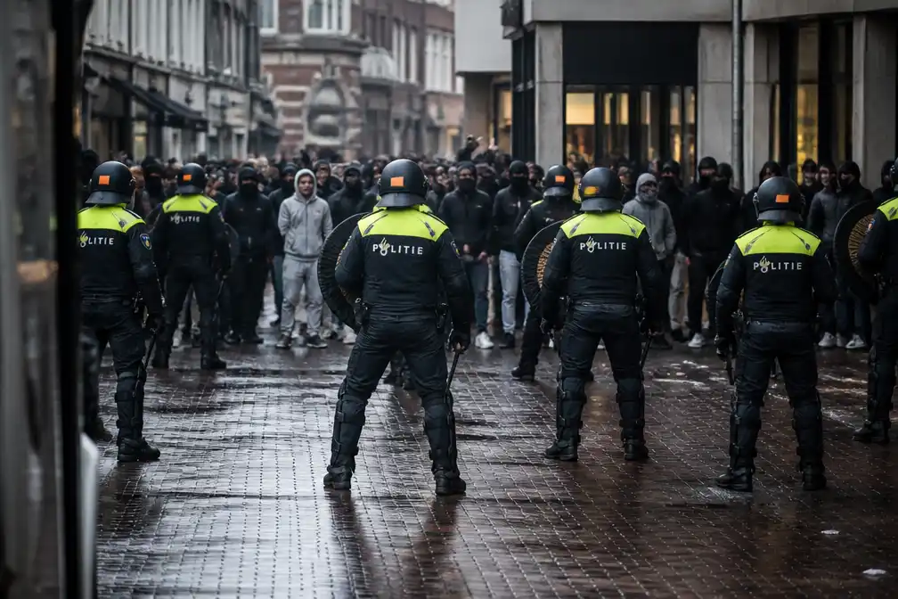 ME zet zich in in centrum Den Haag bij samenscholing van relschoppers