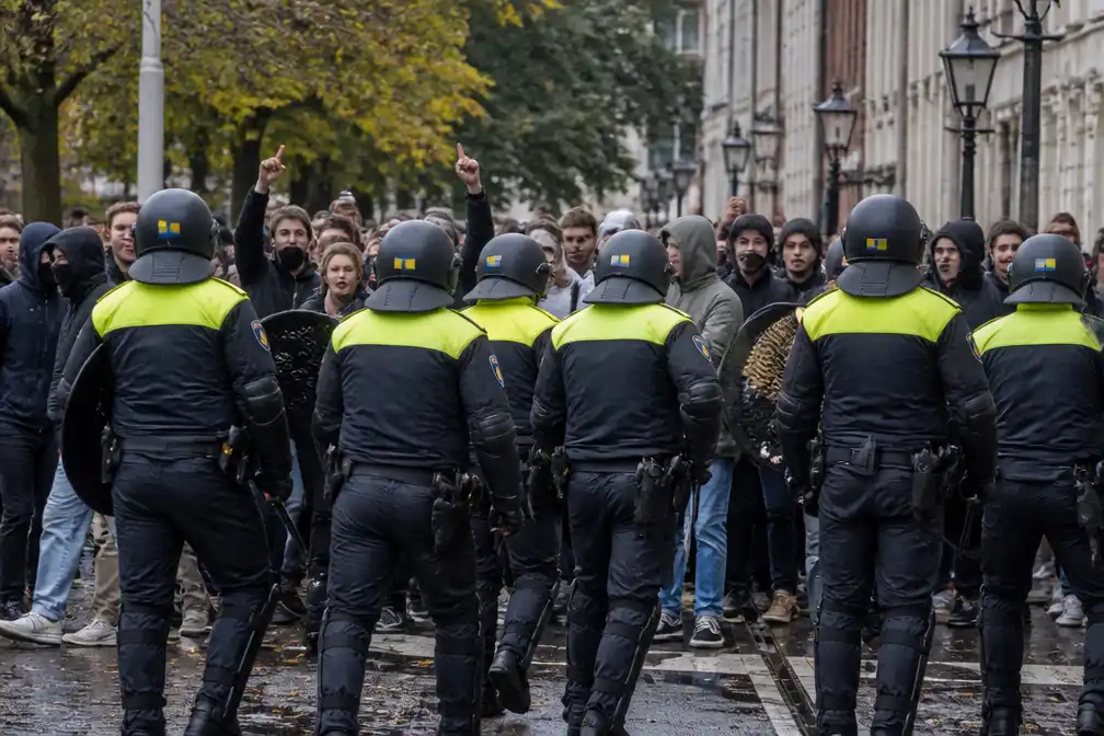 Mobiele Eenheid grijpt in op Korte Voorhout in Den Haag bij Gen-Z-protest