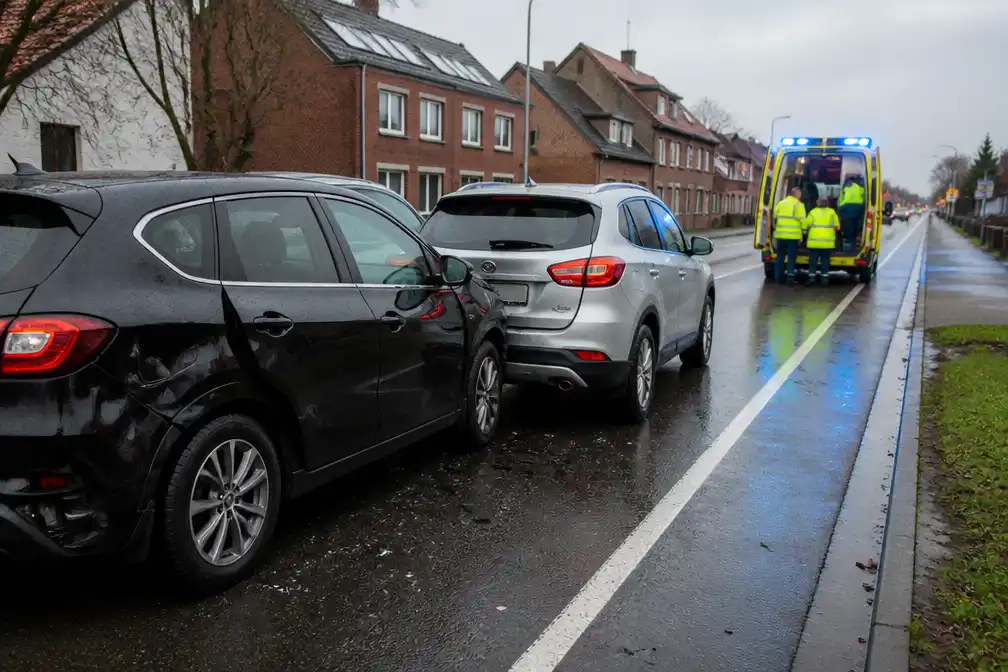 Drie lichtgewonden, onder wie een baby, bij kopstaartaanrijding op N493 in Parike