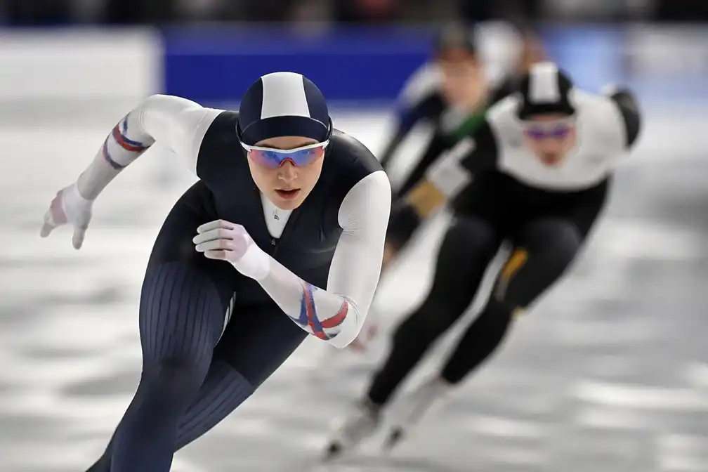 Femke Kok wint eerste 500 meter bij wereldbeker-kwalificatie in Heerenveen