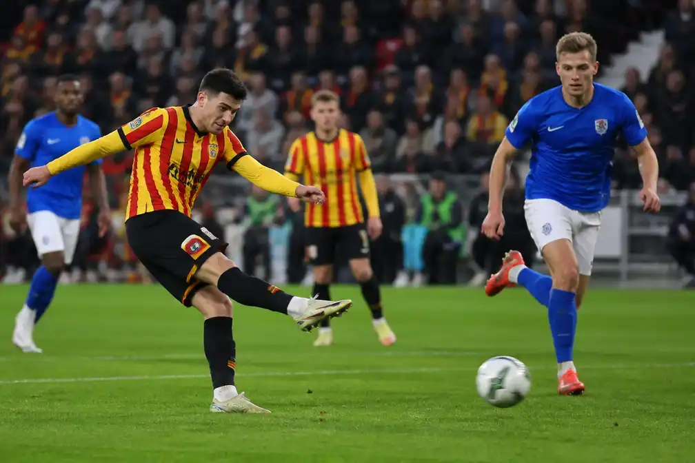 Racing Genk struikelt tegen KV Mechelen, dat Simion Michez dankt voor knap afstandsschot