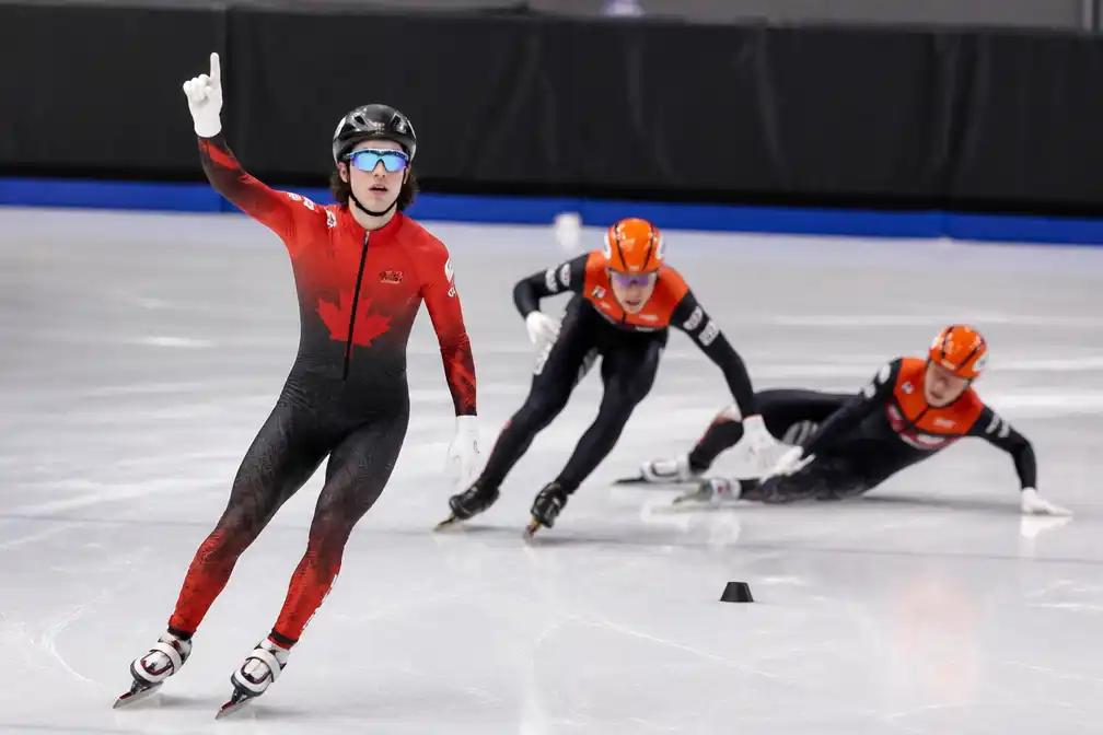 Van 't Wout rijdt Boer onderuit op 500 meter en wint daarna 1500 meter in Montreal