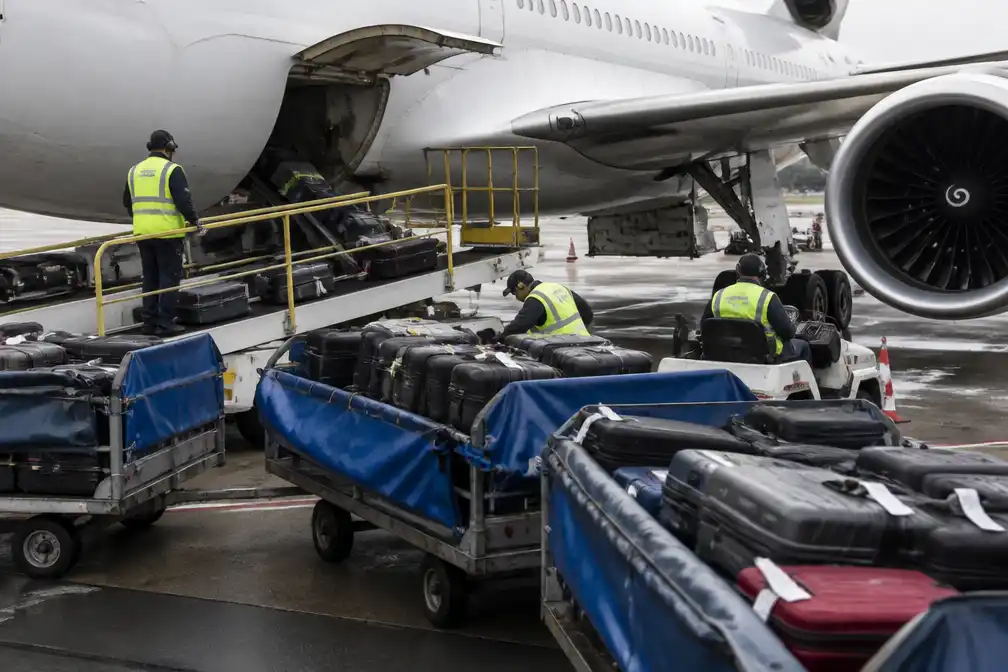 Schiphol halveert aantal bagageafhandelaren naar drie in zomer 2027