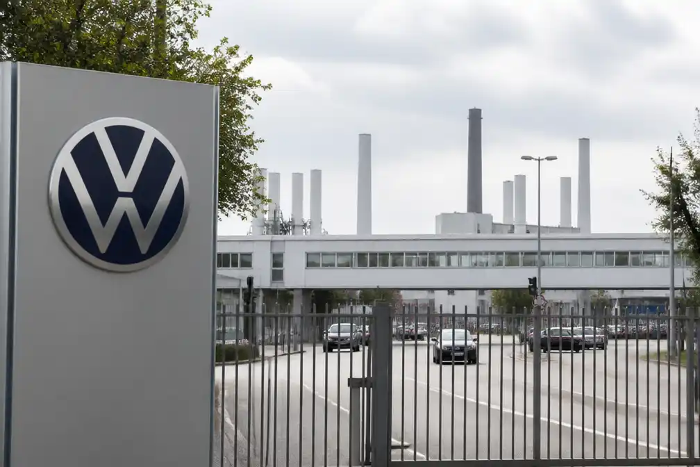 Duitse regering wil Volkswagen-sluiting van vier fabrieken voorkomen, 100.000 banen bedreigd