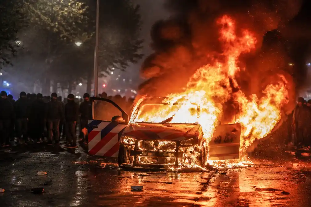 Twee jaar cel voor in brand steken politieauto bij rellen Malieveld