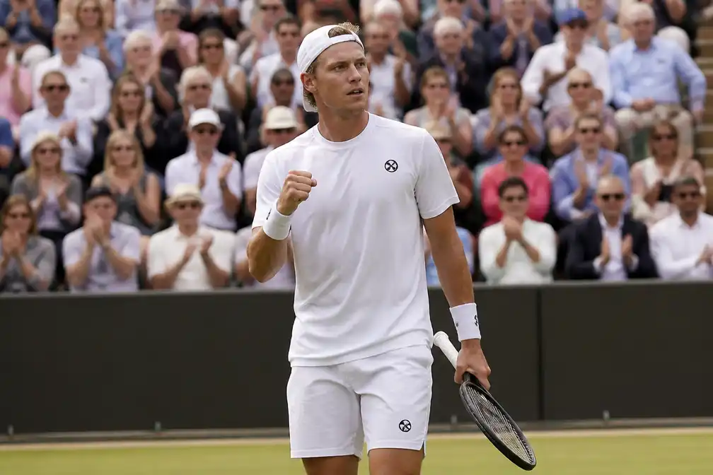 Jesper de Jong knokt zich naar tweede ronde Wimbledon na vijfsetter