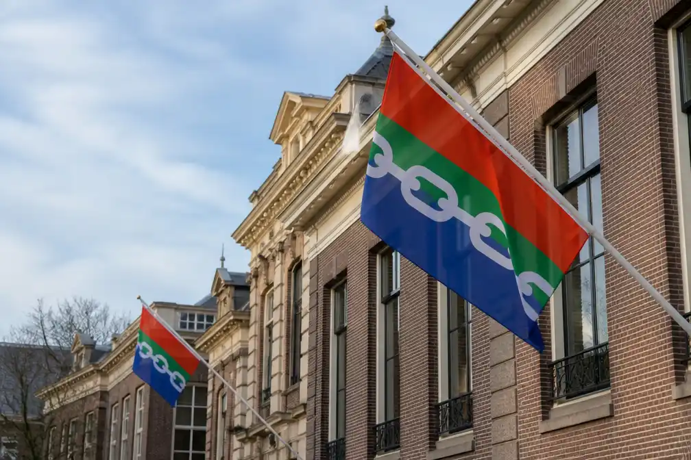 Zeven Nederlandse provincies hijsen vlag bij Ketikoti-herdenking