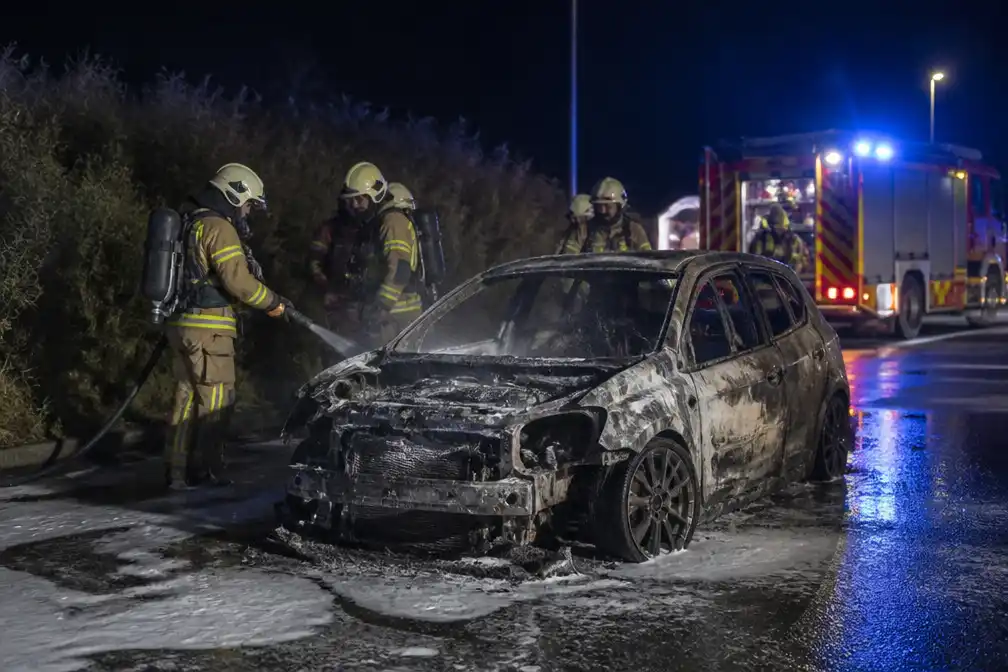 Auto volledig uitgebrand vlak bij parking Plopsaland in Adinkerke; oorzaak onbekend
