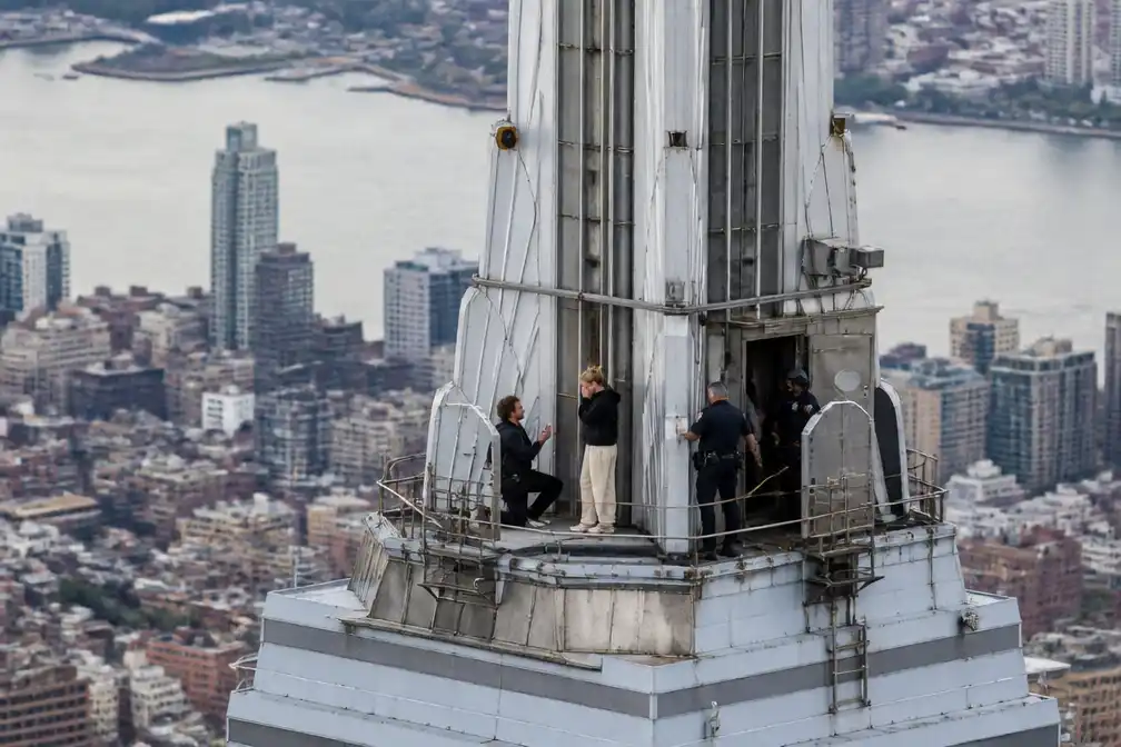 Koppel dat Empire State Building beklom gearresteerd na huwelijksaanzoek