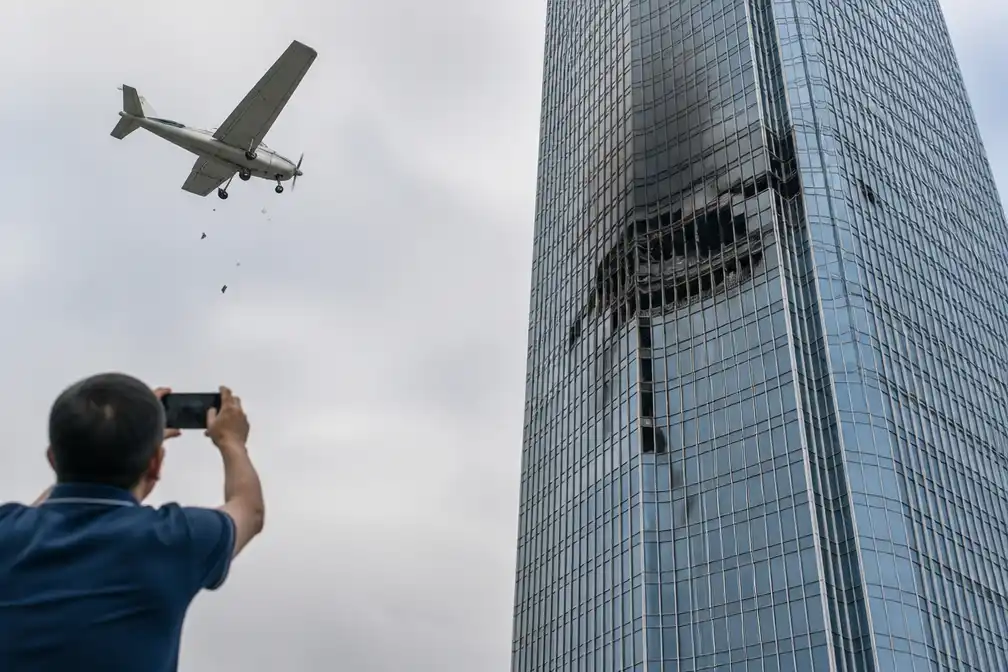 Piloot die neerstortte op wolkenkrabber Peking had zelfmoordgedachten, aldus autoriteiten