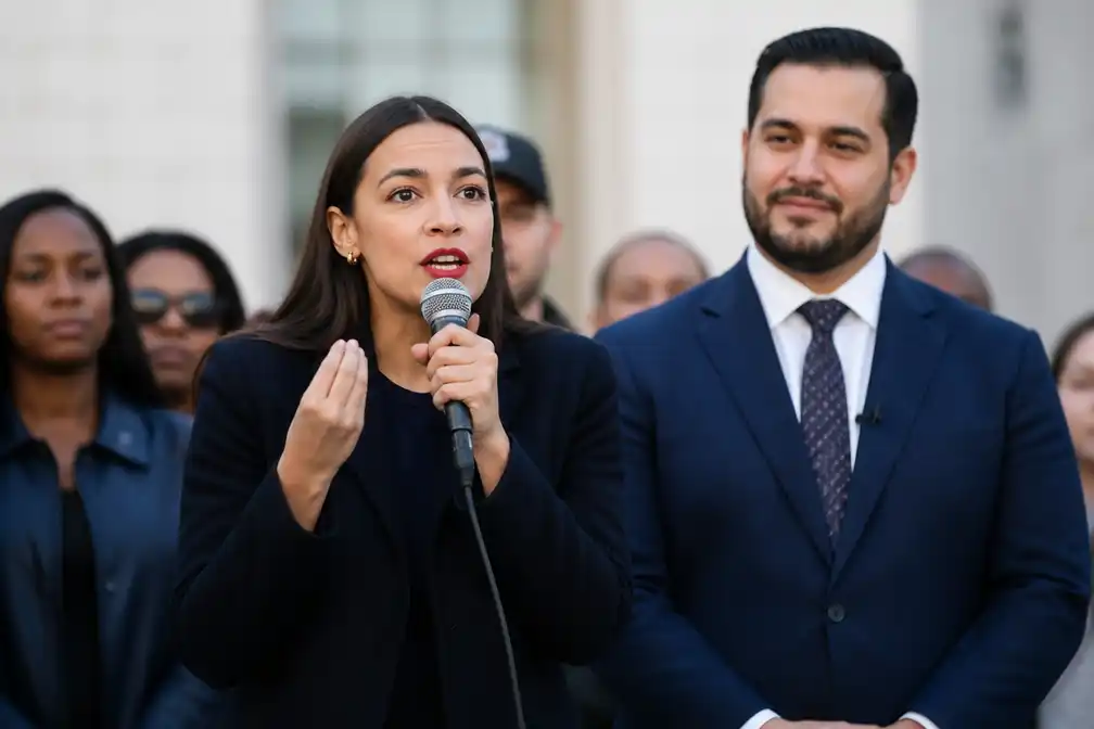 Ocasio-Cortez steunt Abdul El-Sayed in Michiganse senaatsvoorverkiezing, daagt Schumer uit