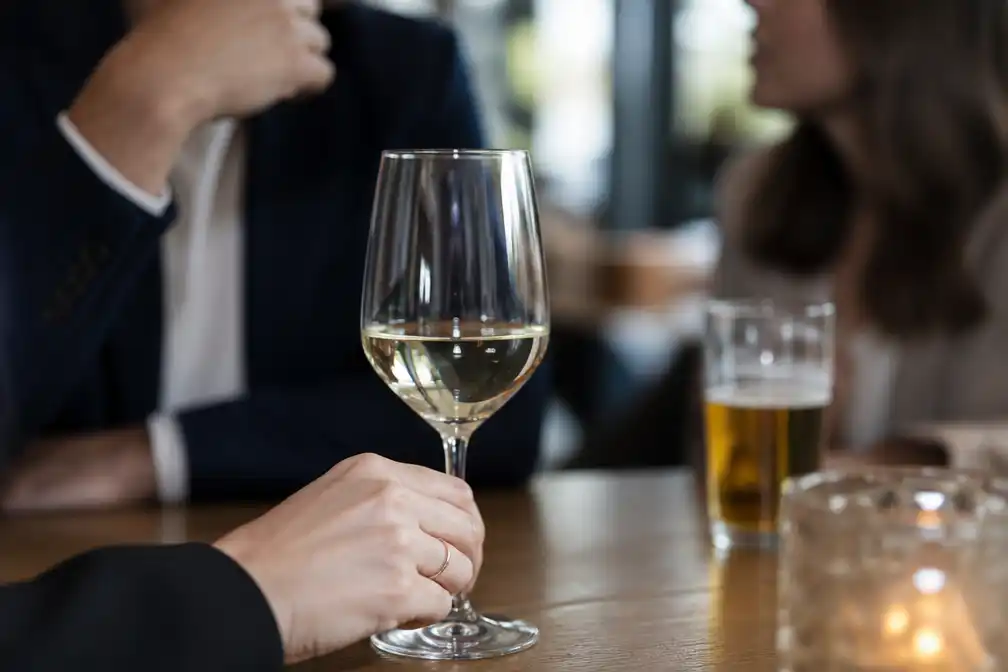 Gezondheidsraad: geen veilige alcoholgrens, overheid moet drinken ontmoedigen