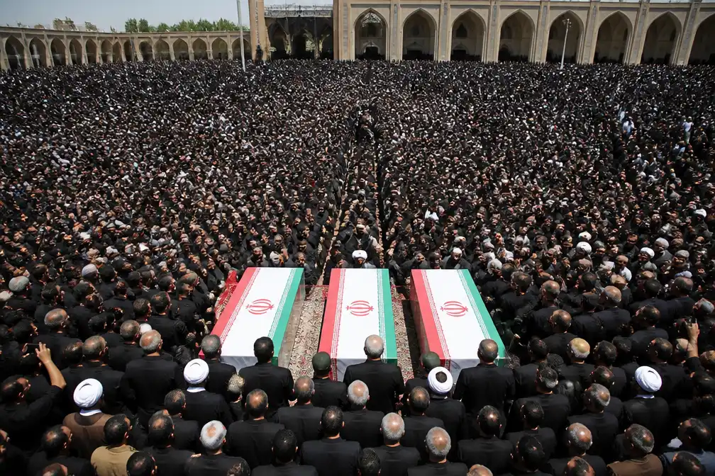 Massale begrafenis Ali Khamenei in Teheran; opvolger Mojtaba afwezig