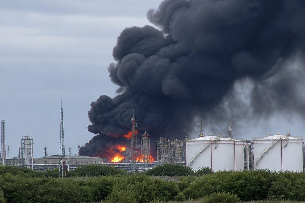 Oekraïne treft Russische olieterminal, Trump belt met Poetin en Zelensky