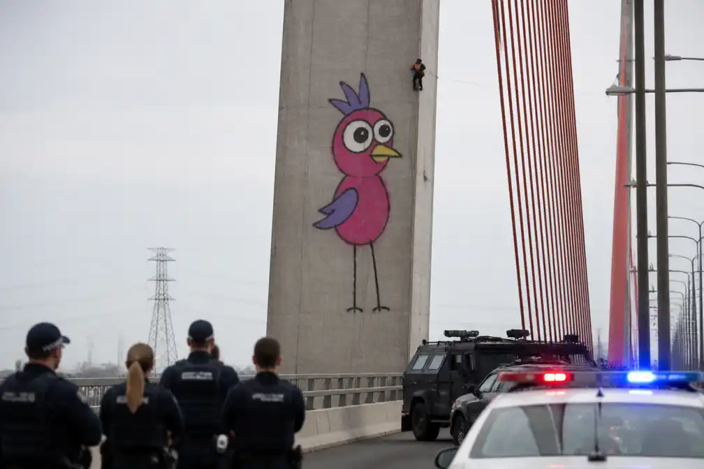 Politie Melbourne arresteert man na urenlange onderhandeling om reuzencartoon op brug